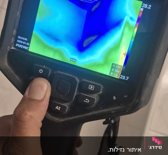 מצלמה תרמית מציגה תמונת חום על מסך צבעוני